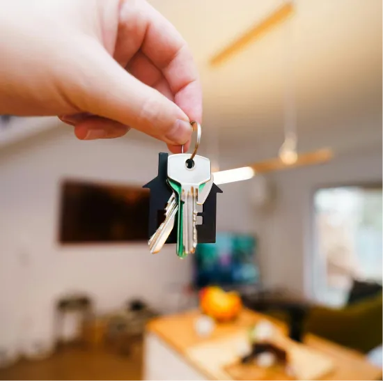 Garantiza tu alquiler con Potencia tu alquiler Logo-You Rent A Flat-Mano sosteniendo llaves de casa nueva